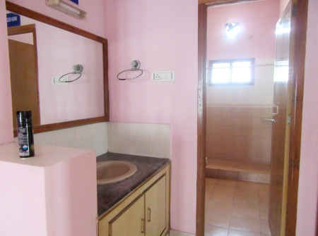 5) Li id 395 - bathroom.JPG